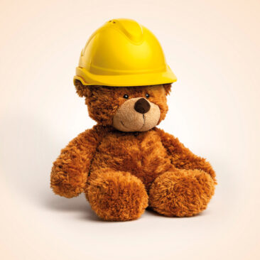 Le visu principale de la campagne "un monde qui change". un ours en peluche avec un casque de chantier. Crée par Mikado