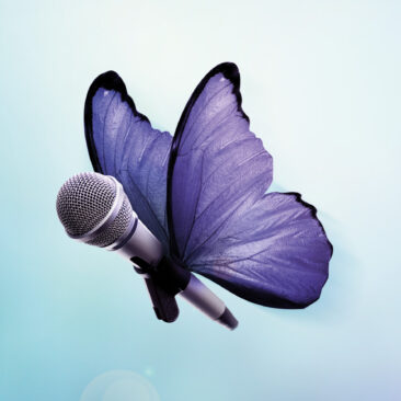 Un microphone avec des ailes de papillon, que Mikado, une agence de design, a créé comme visuel principal pour Echterlive